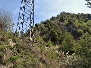 45 Dal traliccio visibile l'impervia salita per la croce di vetta del Pizzo di Spino